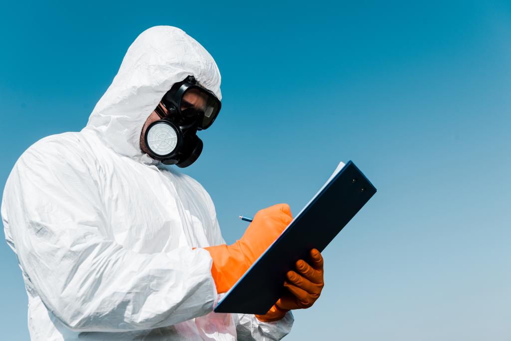 человек в защитной маске и униформе написания и хранения буфера обмена
  - Фото, изображение