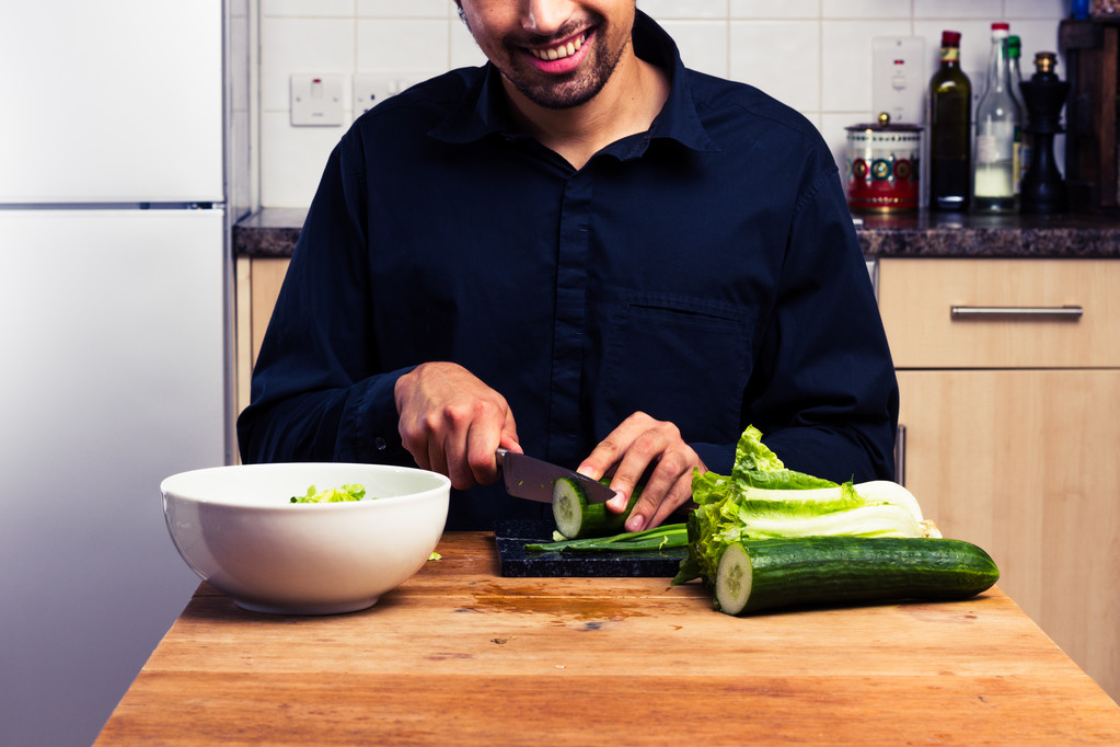 mutlu genç adam bir salata çatalı - Fotoğraf, Görsel