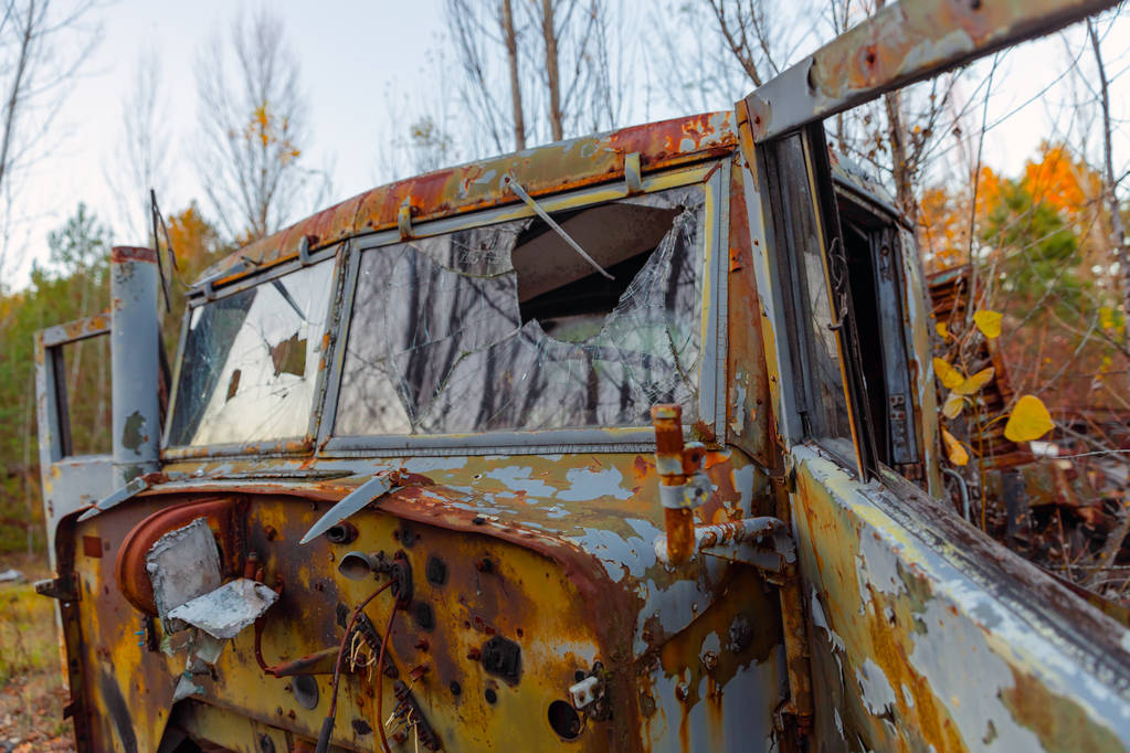 チェルノブイリ消防署に放置されたトラック - 写真・画像