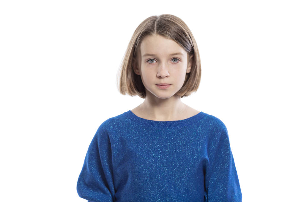 Śliczne Teen Girl w niebieskim swetrze. Izolowane na białym tle. - Zdjęcie, obraz