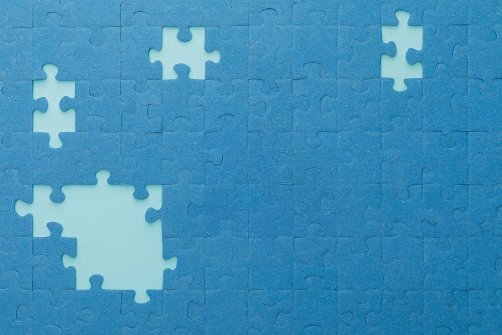 felülnézet befejezetlen kék puzzle a világosabb háttér - Fotó, kép