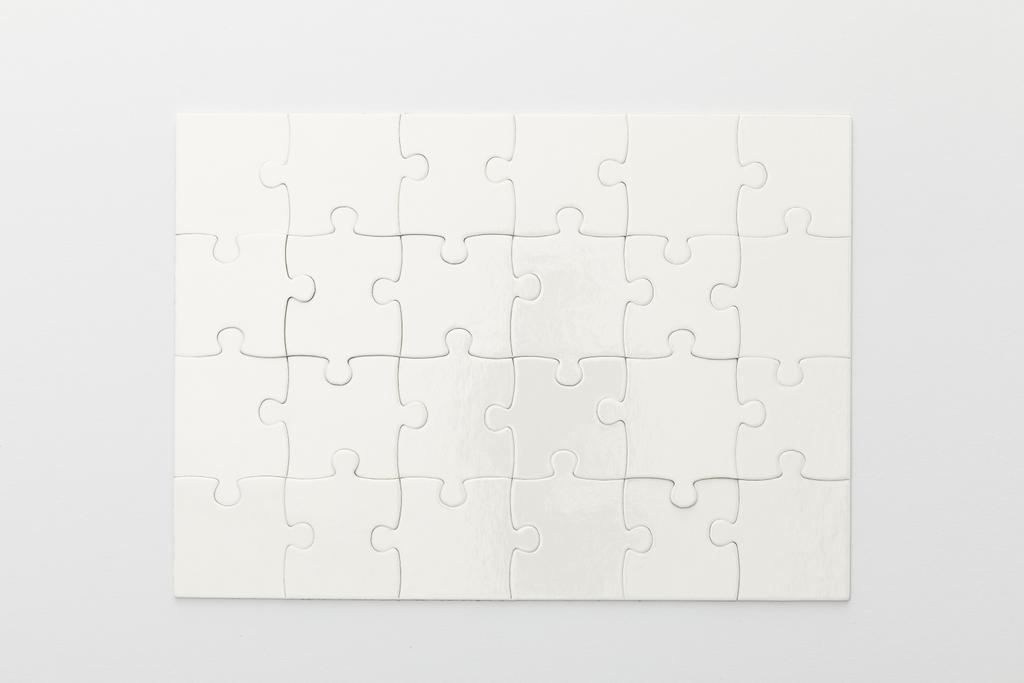 白い背景に完成したジグソーパズルのトップビュー - 写真・画像