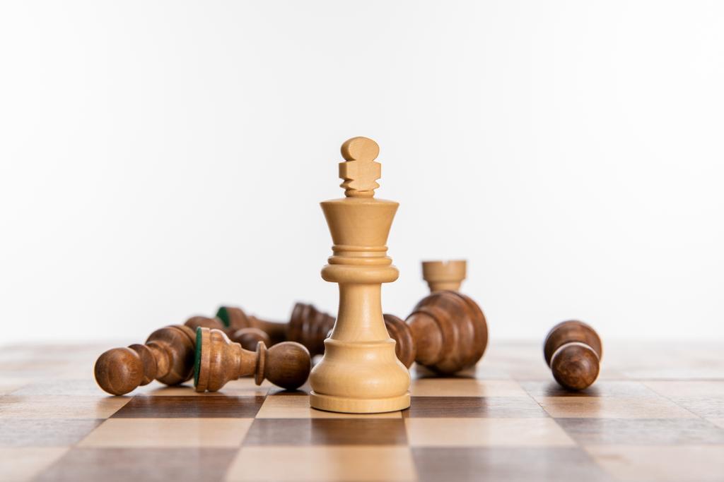 figuras de xadrez preto e branco no tabuleiro de xadrez isolado em branco
 - Foto, Imagem