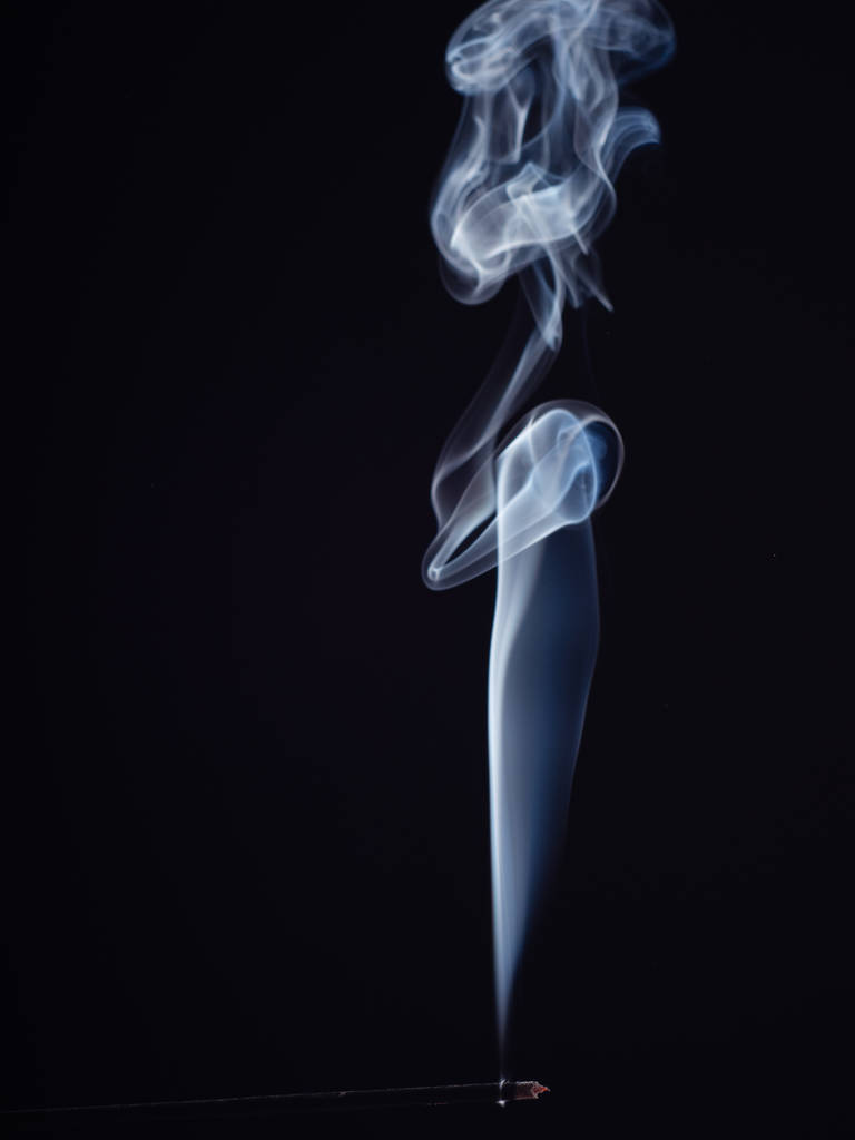 Streszczenie wirować białego dymu z płonącego kadzidła, izolowane na czarnym tle, bliska. Streszczenie tła białego dymu, efekt pędzla. Naturalny zapach do medytacji i relaksu. - Zdjęcie, obraz