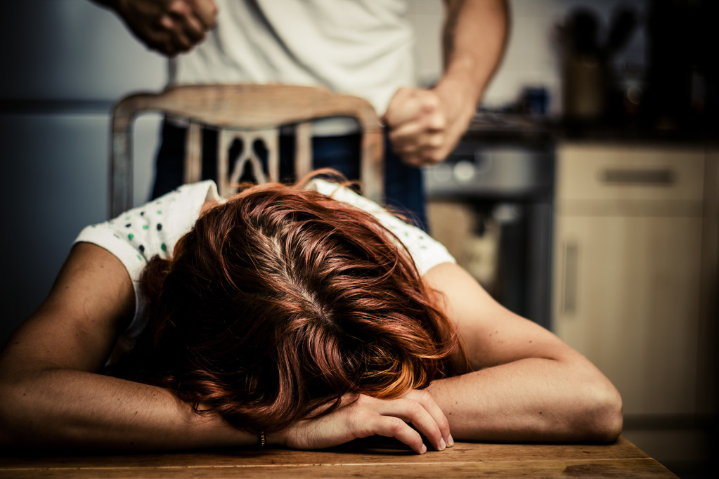 Femme qui pleure avec un partenaire violent derrière elle
 - Photo, image