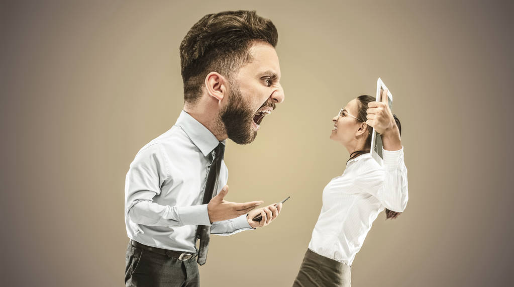 Hombre de negocios enojado gritándole a un empleado en la oficina
 - Foto, imagen