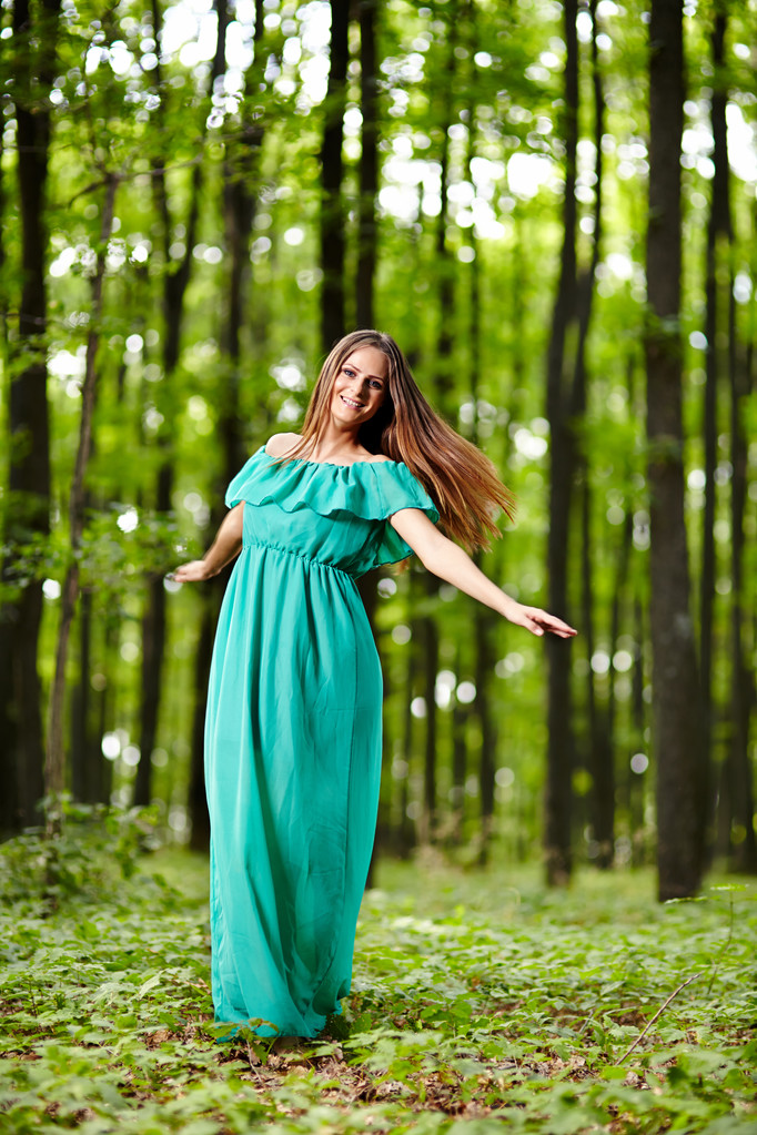 Hermosa mujer posando en un bosque
 - Foto, Imagen