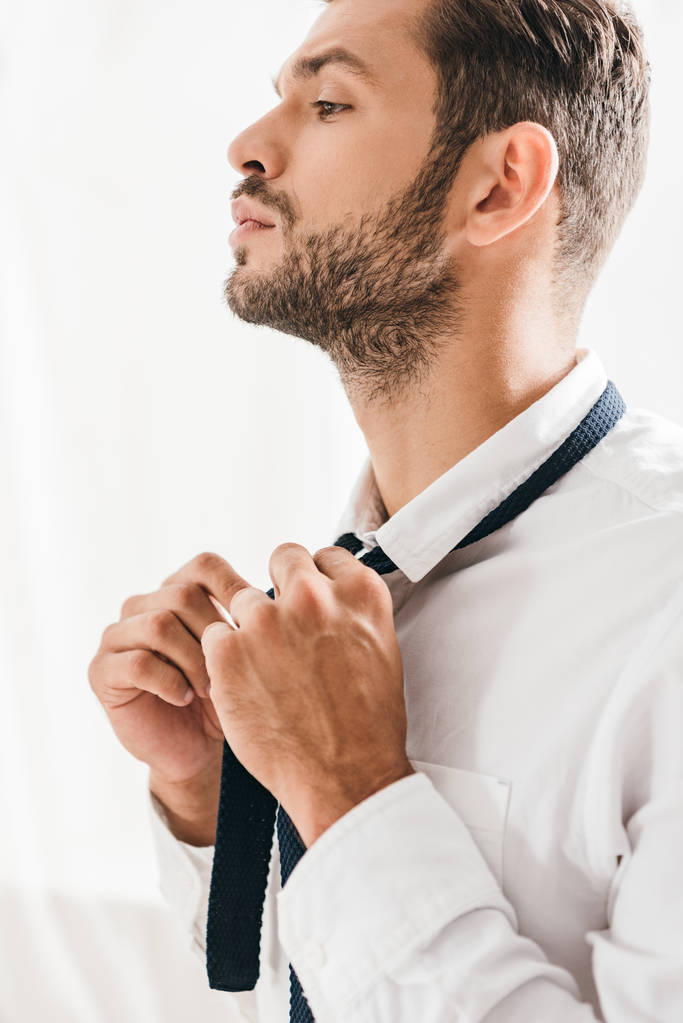 серьезный бородатый мужчина в белой рубашке галстук
 - Фото, изображение