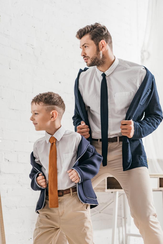 luottavainen isä ja poika muodollisissa vaatteissa kotona
 - Valokuva, kuva