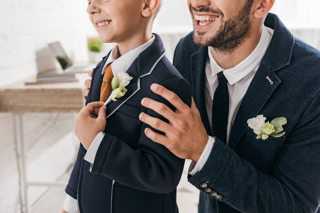 boutonnieres ile ceketler içinde oğlu ve baba kısmi görünümü - Fotoğraf, Görsel
