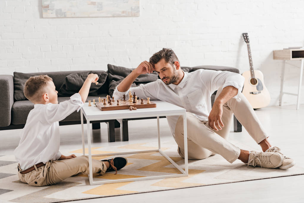 papà e figlio giocare a scacchi insieme a casa
 - Foto, immagini