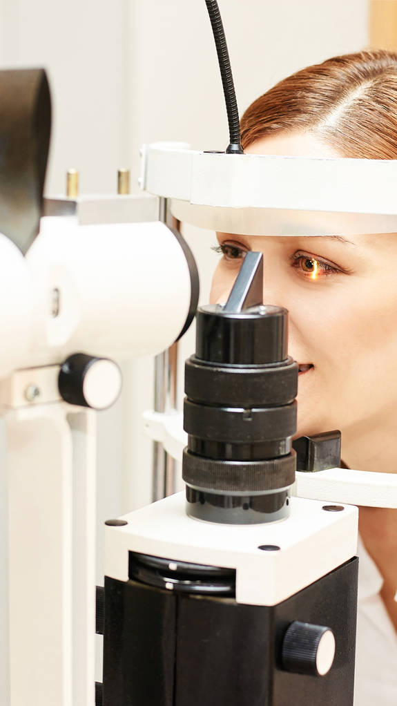 眼科医の検査視力回復乱視チェックの概念。眼科診断装置。クリニックで美少女の肖像画 - 写真・画像