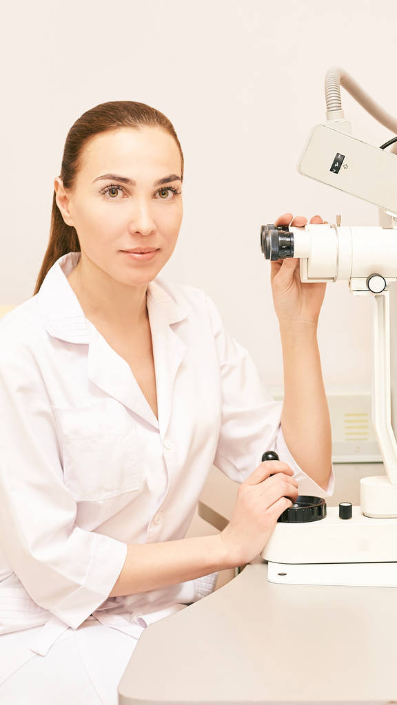 眼科医の検査視力回復乱視チェックの概念。眼科診断装置。クリニックで美少女の肖像画 - 写真・画像
