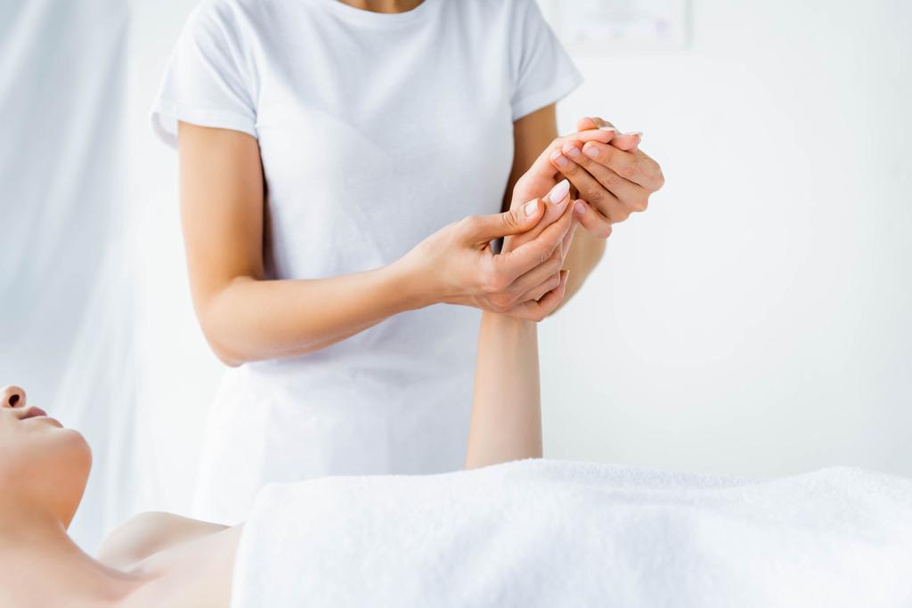 bijgesneden beeld van masseur doet Handmassage naar vrouw  - Foto, afbeelding