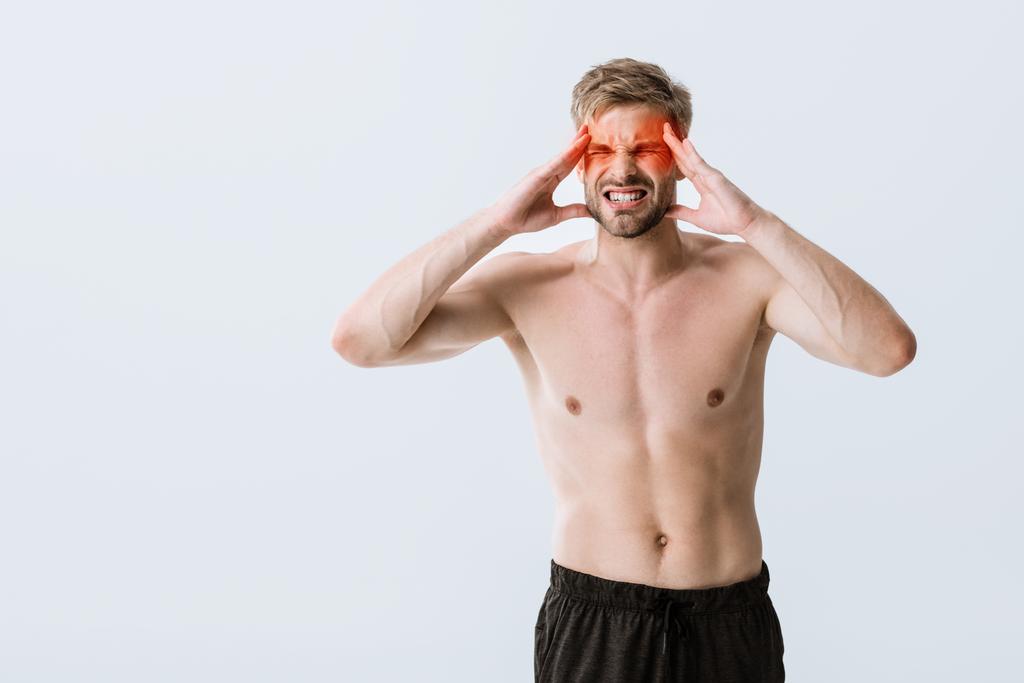 deportista sin camisa con dolor de cabeza tocando las sienes aisladas en gris
 - Foto, Imagen