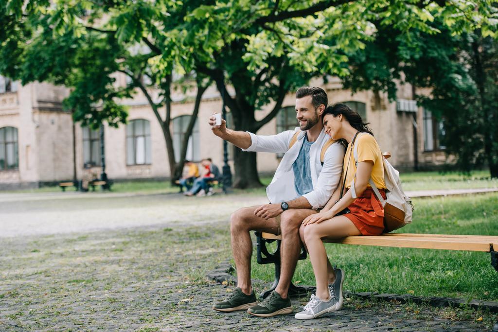 hombre feliz tomando selfie con la mujer joven en el teléfono inteligente
 - Foto, Imagen