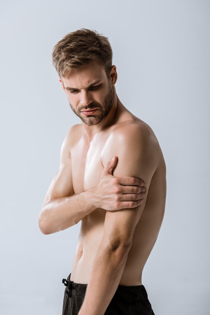 sportif barbu torse nu avec douleur au bras isolé sur gris
 - Photo, image