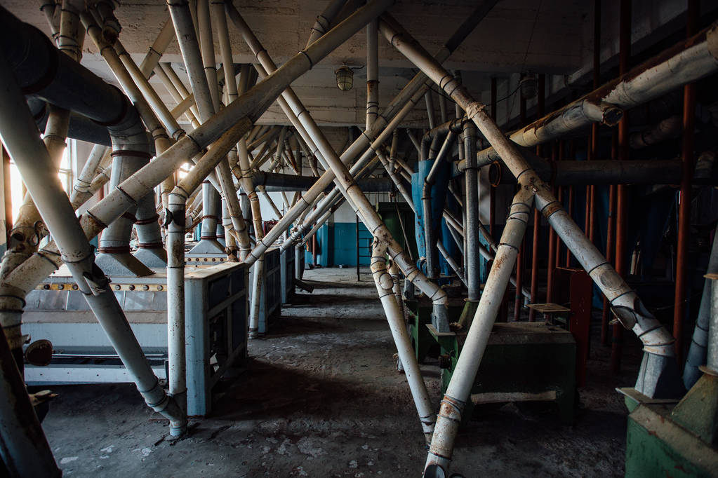 Verlassene Mühlenfabrik. alte rostige Walzwerk-Ausrüstung - Foto, Bild