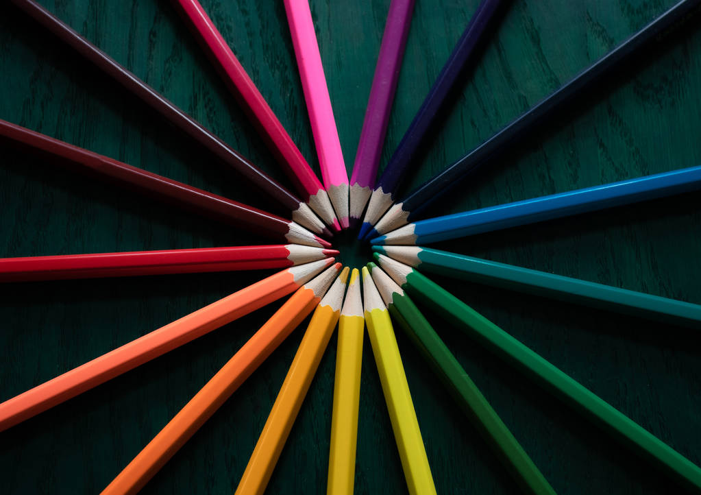 暗い背景、色の抽象化上の円のスペクトル内の色鉛筆 - 写真・画像