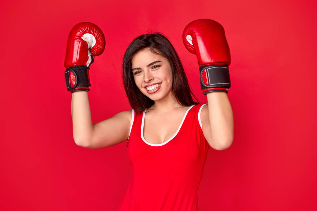 Жіночий боксер святкування перемоги - Фото, зображення