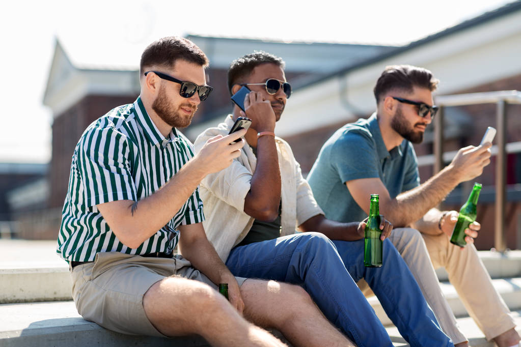 hombres con smartphones bebiendo cerveza en la calle
 - Foto, Imagen