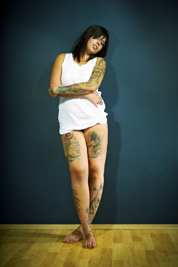 kobieta z wielu sztuka tatuaż na ciele - Zdjęcie, obraz