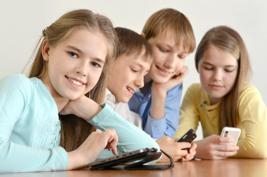 dzieci korzystają z technologii - Zdjęcie, obraz