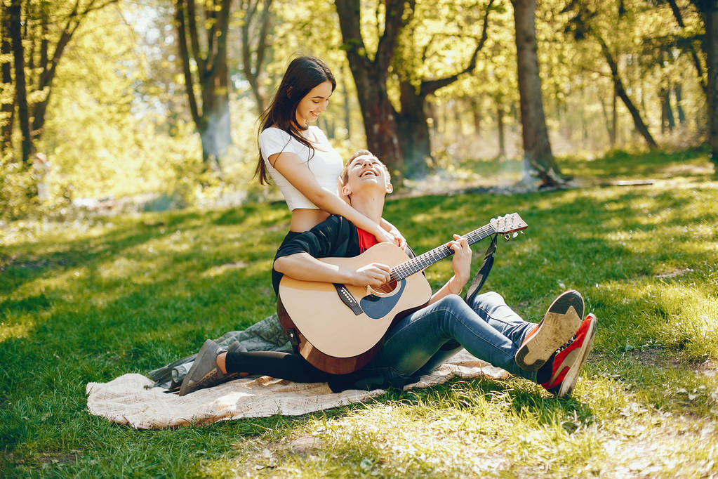 Пара с гитарой
 - Фото, изображение