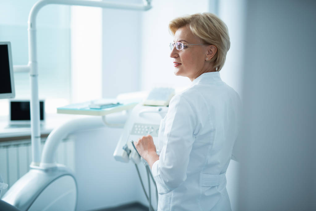 Γιατρός σε γυαλιά IA κοιτάζοντας μακριά στην κλινική - Φωτογραφία, εικόνα