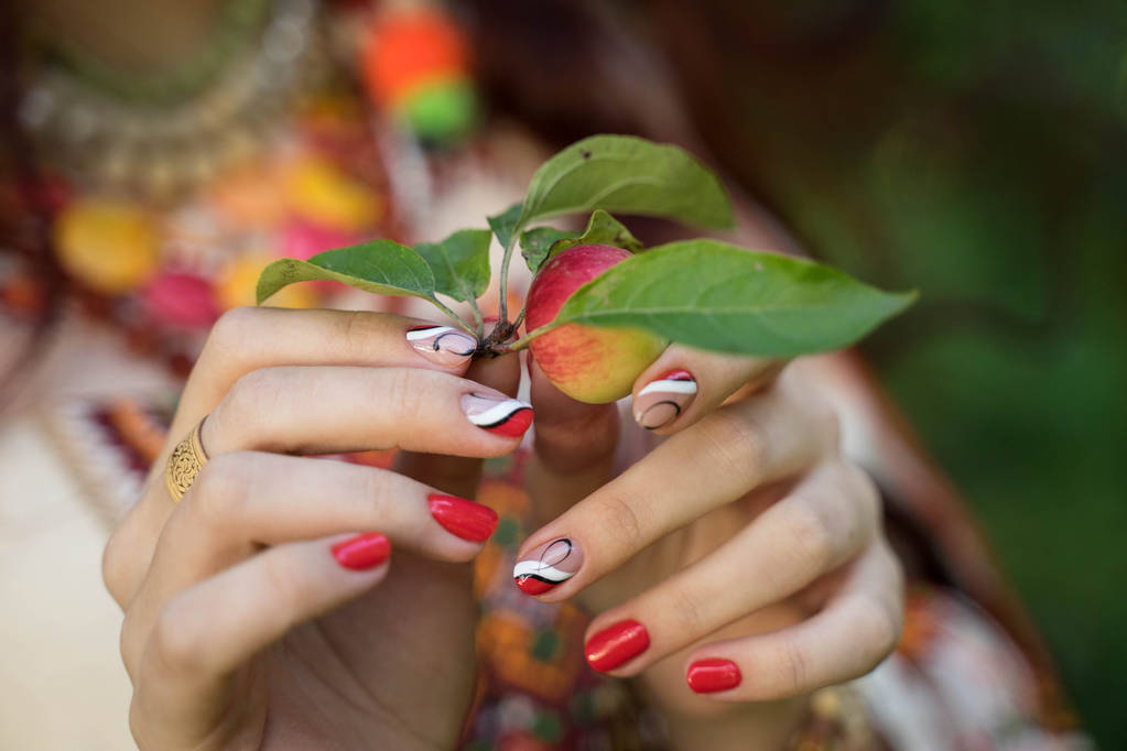 дівчина тримає яблуко з листям в руках
 - Фото, зображення