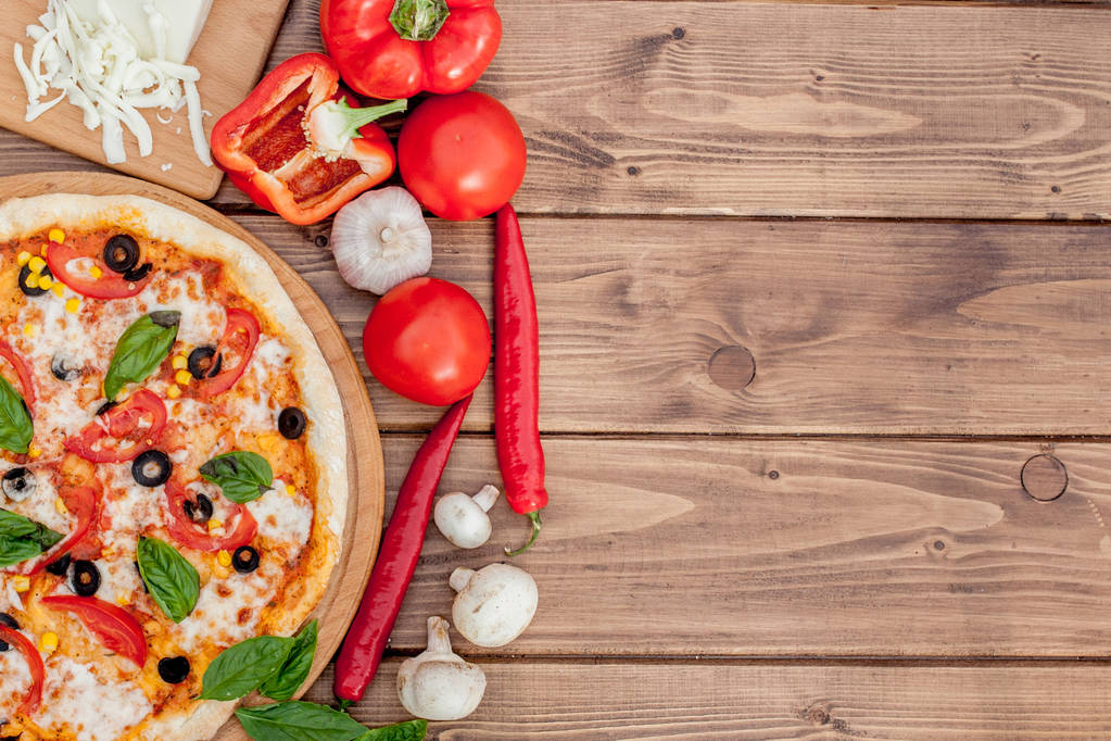 Pizza Margherita oder Margarita mit Mozzarella, Tomate, Olive. italienische Pizza auf Holzgrund - Foto, Bild