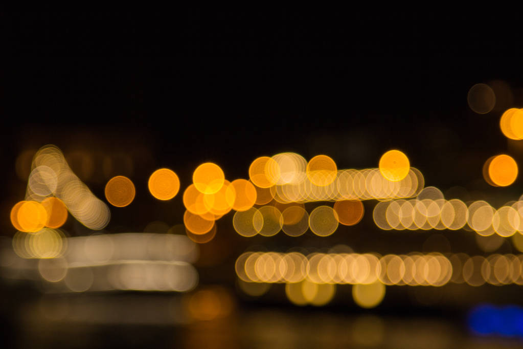 luces borrosas de una gran ciudad por la noche. Fondo para fotos de viaje. cartel publicitario bokeh
 - Foto, Imagen