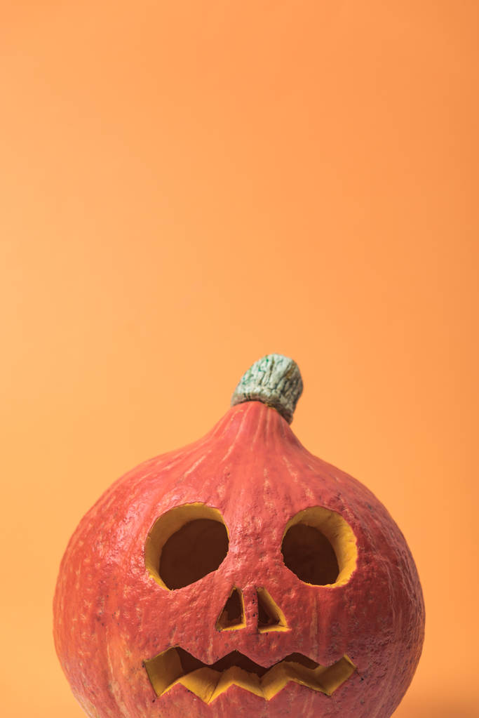 τρομακτικό Απόκριες κολοκύθα σε πορτοκαλί φόντο - Φωτογραφία, εικόνα