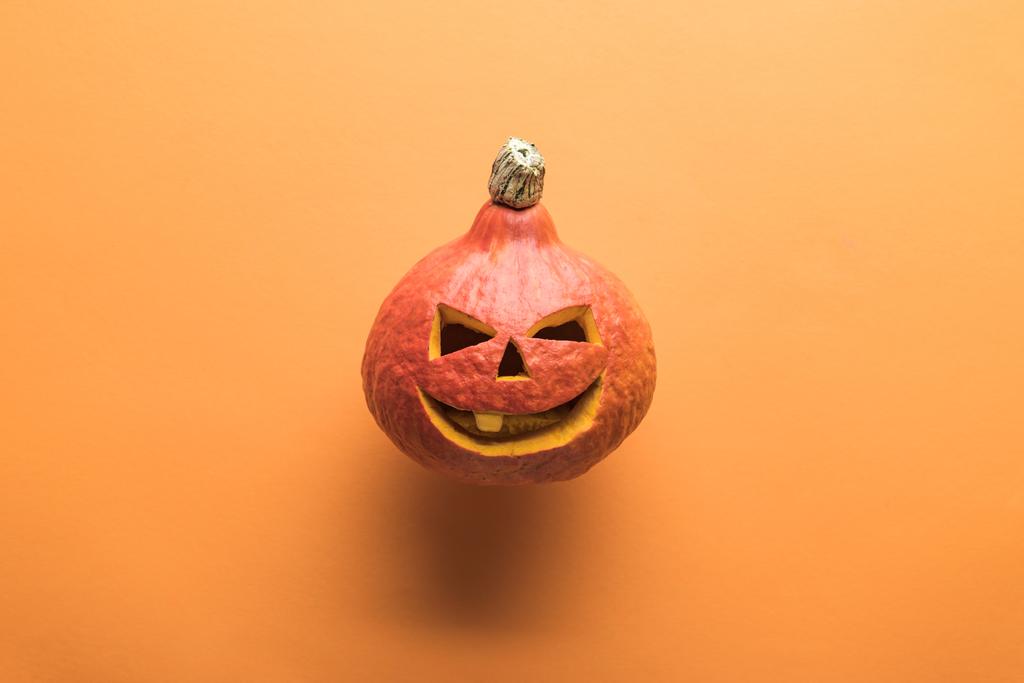 felülnézet faragott Halloween tököt narancssárga háttér - Fotó, kép