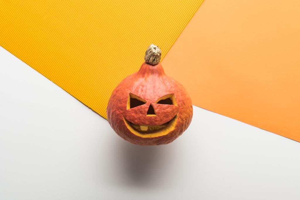beyaz ve turuncu arka planda Halloween kabak üst görünümü - Fotoğraf, Görsel