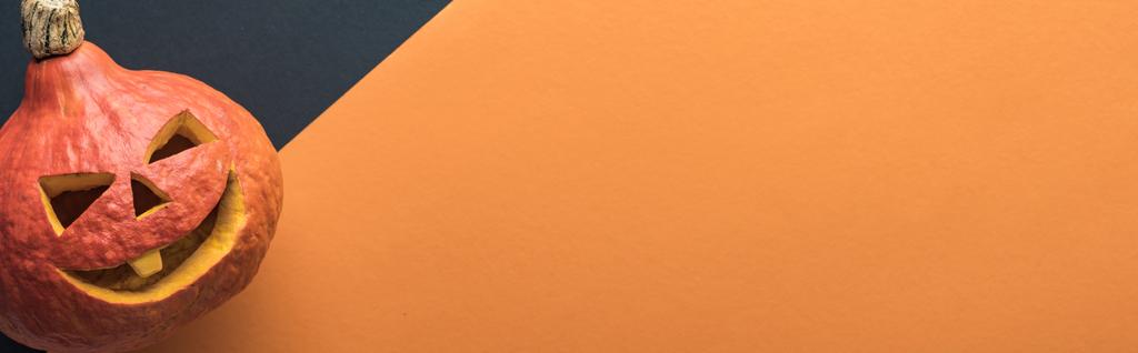 панорамный снимок тыквы Хэллоуина на черном и оранжевом фоне
 - Фото, изображение