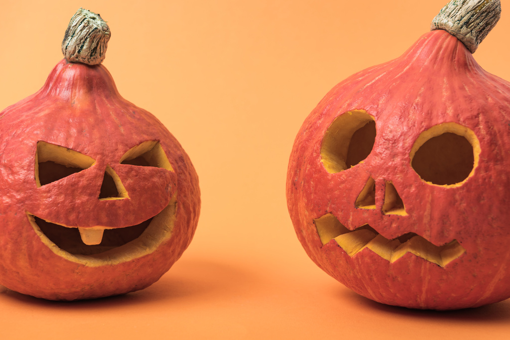 zucche di Halloween spettrali su sfondo arancione
 - Foto, immagini