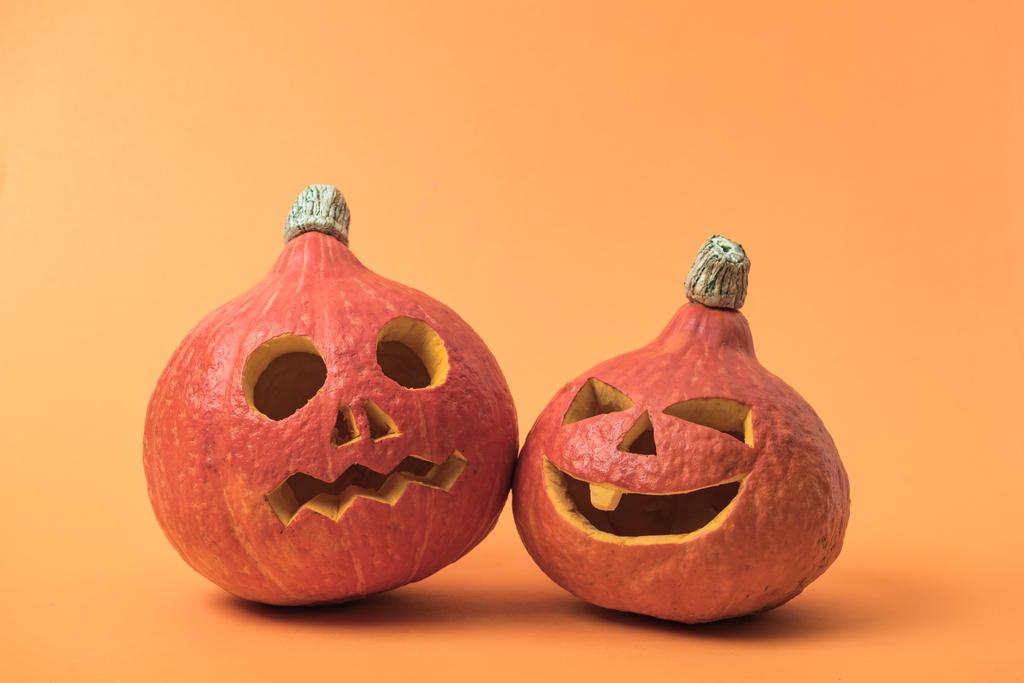 Foto e imagen de stock sin royalties de Espeluznantes Calabazas De Halloween  Talladas Sobre Fondo