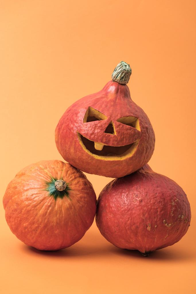 perinteinen koriste Halloween kurpitsat oranssi tausta
 - Valokuva, kuva