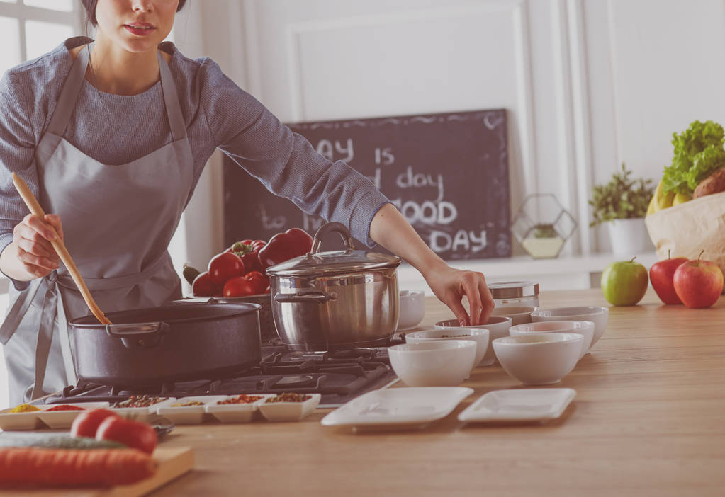 Ruoanlaitto nainen keittiössä puinen lusikka - Valokuva, kuva