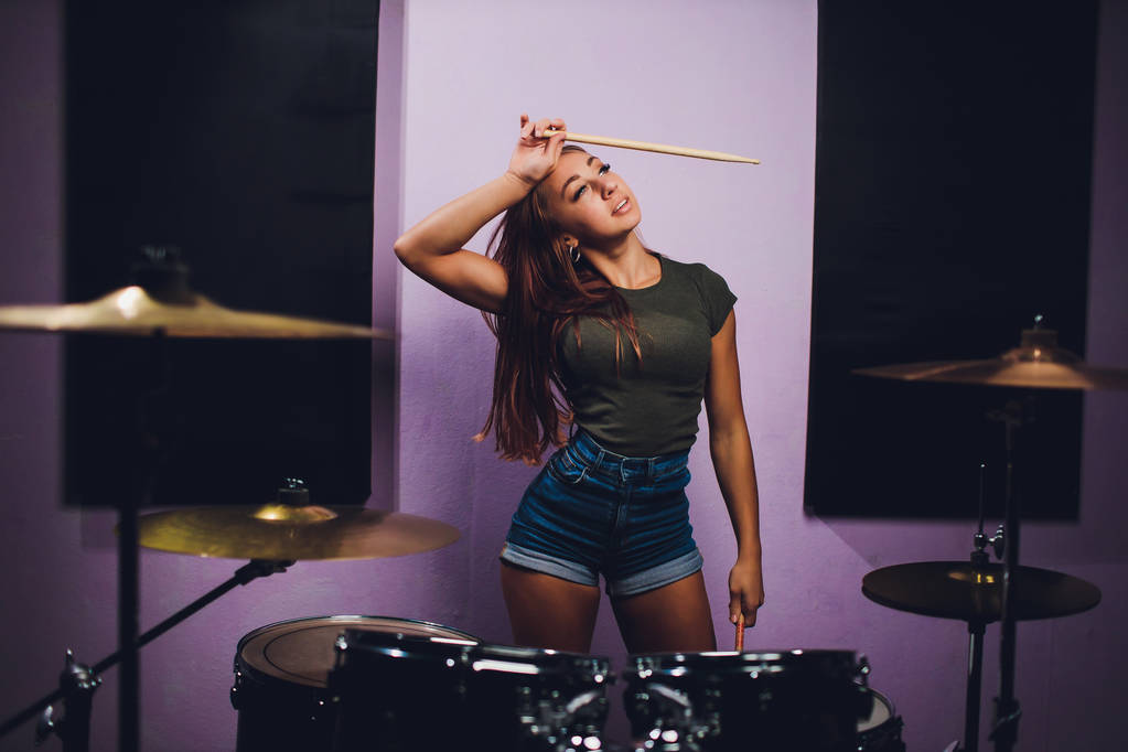 Fotografia de uma baterista a tocar um tambor no palco
. - Foto, Imagem