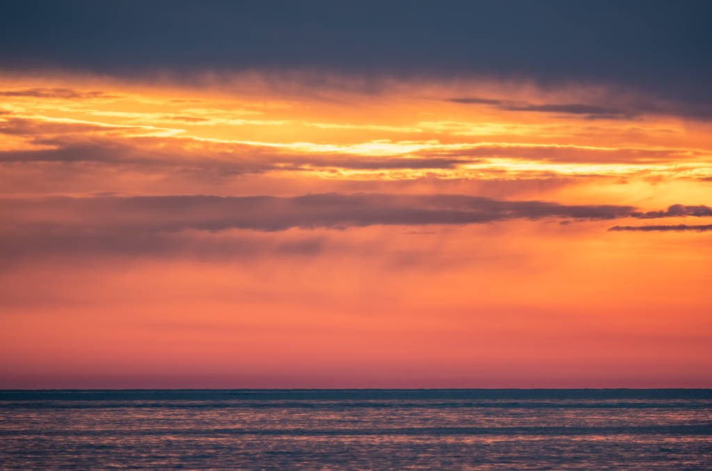 Belo pôr do sol vermelho e laranja sobre o mar
. - Foto, Imagem
