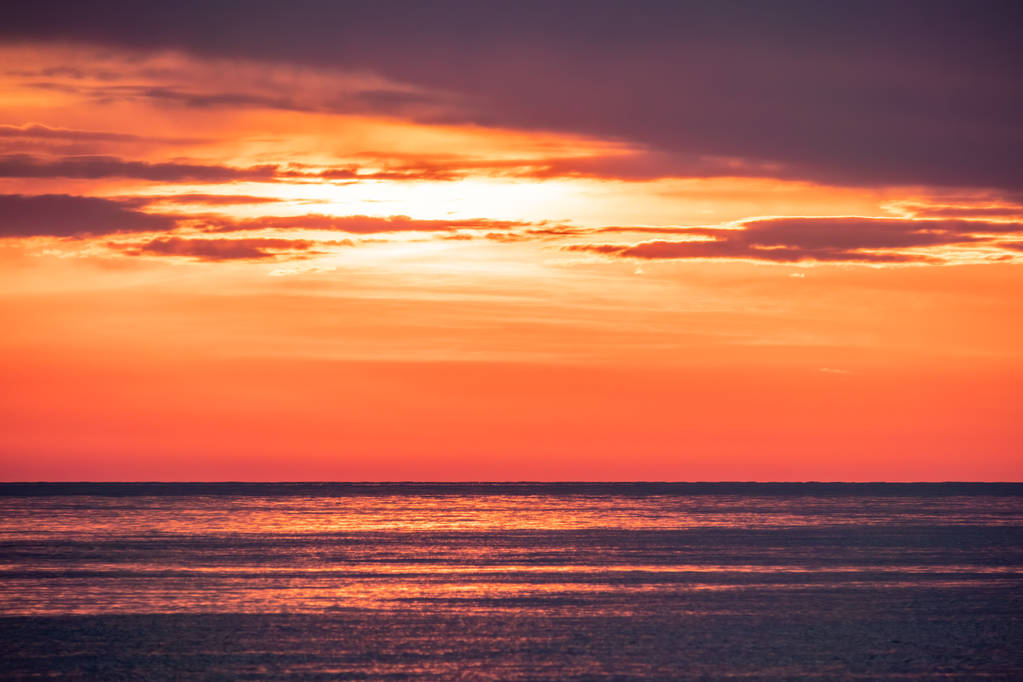 Deniz üzerinde güzel kırmızı ve turuncu gün batımı. - Fotoğraf, Görsel