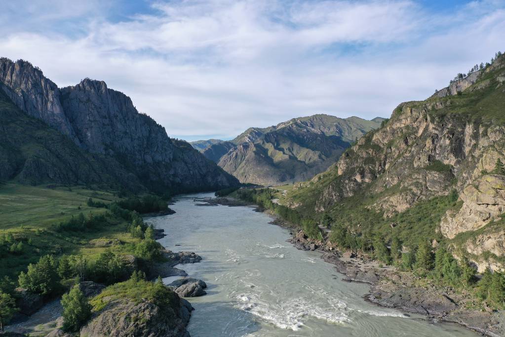Río Katun, montaña Altai, mes de verano agosto, tarde
 - Foto, imagen