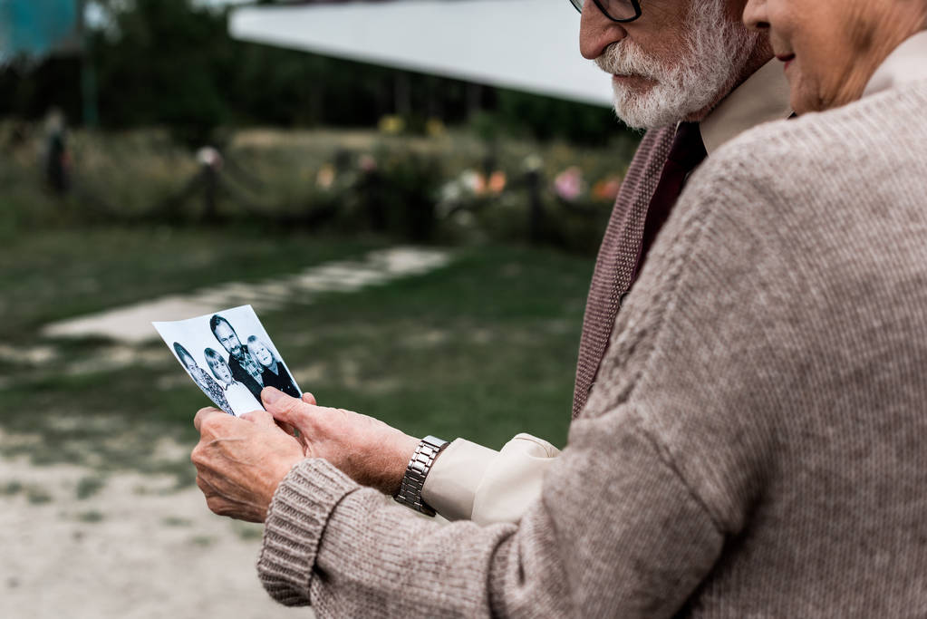 Prypyat, Ukraina-15 sierpnia 2019: przycięte widok emerytowany para gospodarstwa czarno-białe zdjęcie - Zdjęcie, obraz