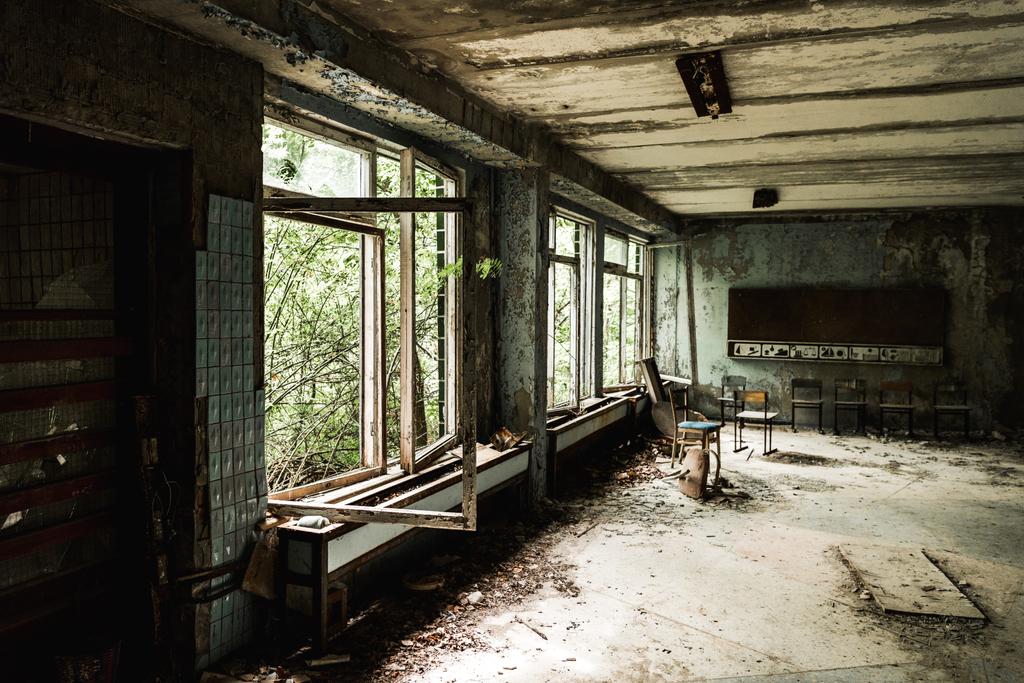 salle de classe abandonnée avec chaises sales à l'école
  - Photo, image