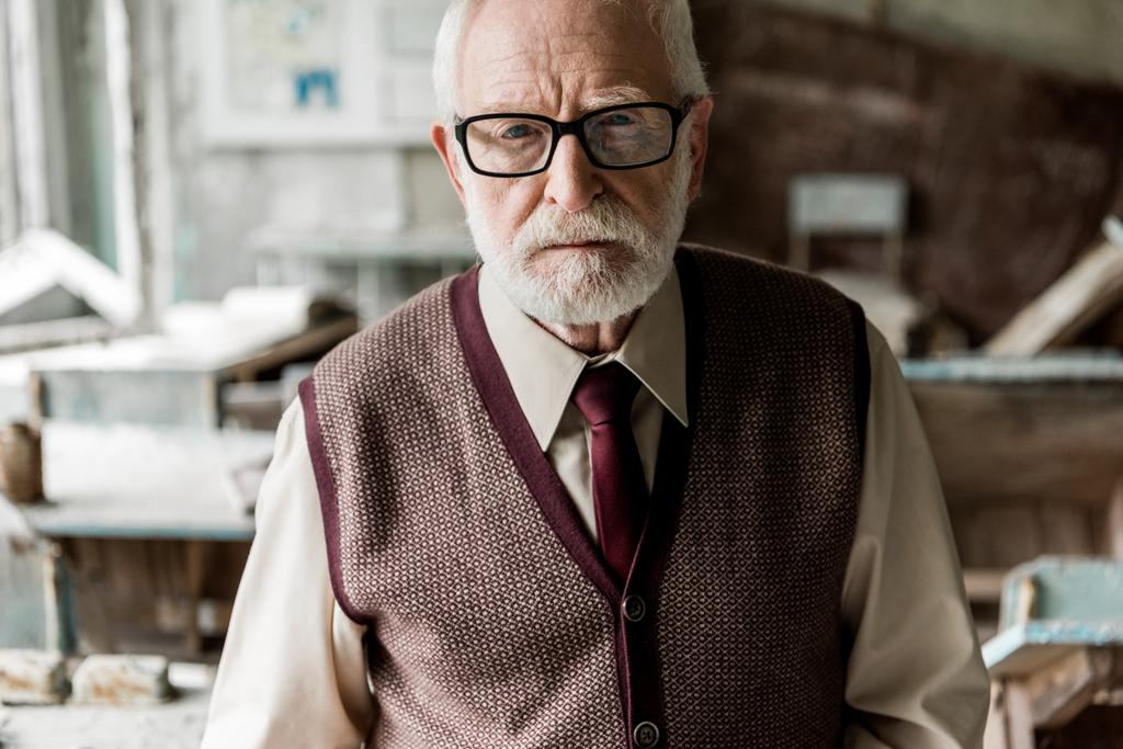 vousatý muž v důchodu v brýlích na kameru  - Fotografie, Obrázek
