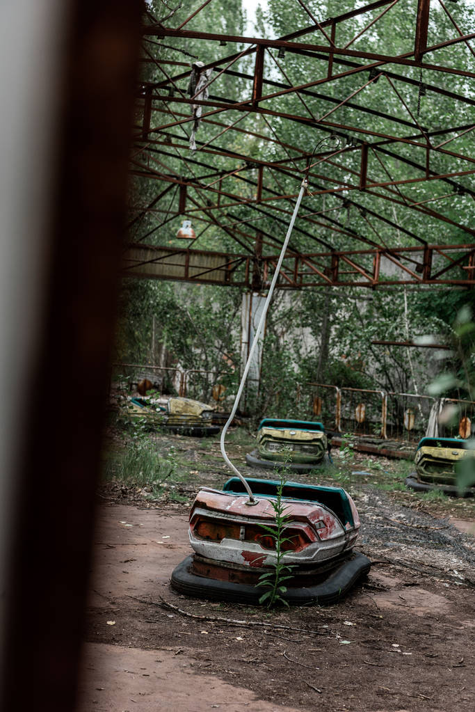 Prypyat, Ukraina-15 sierpnia 2019: selektywne skupienie brudnych samochodzikach w parku rozrywki  - Zdjęcie, obraz