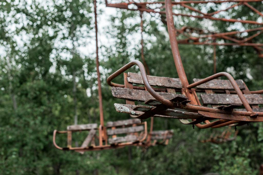 foco seletivo de carrossel vermelho enferrujado no parque de diversões em chernobyl
  - Foto, Imagem