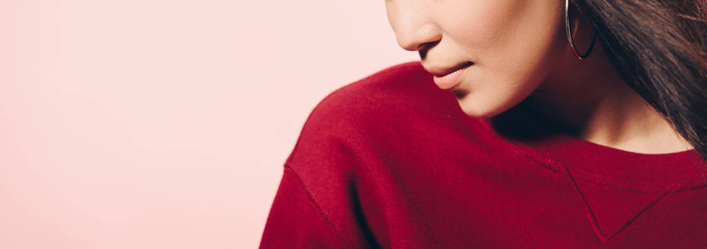 πανοραμική φωτογραφία της γυναίκας σε κόκκινο πουλόβερ απομονώνονται σε ροζ  - Φωτογραφία, εικόνα